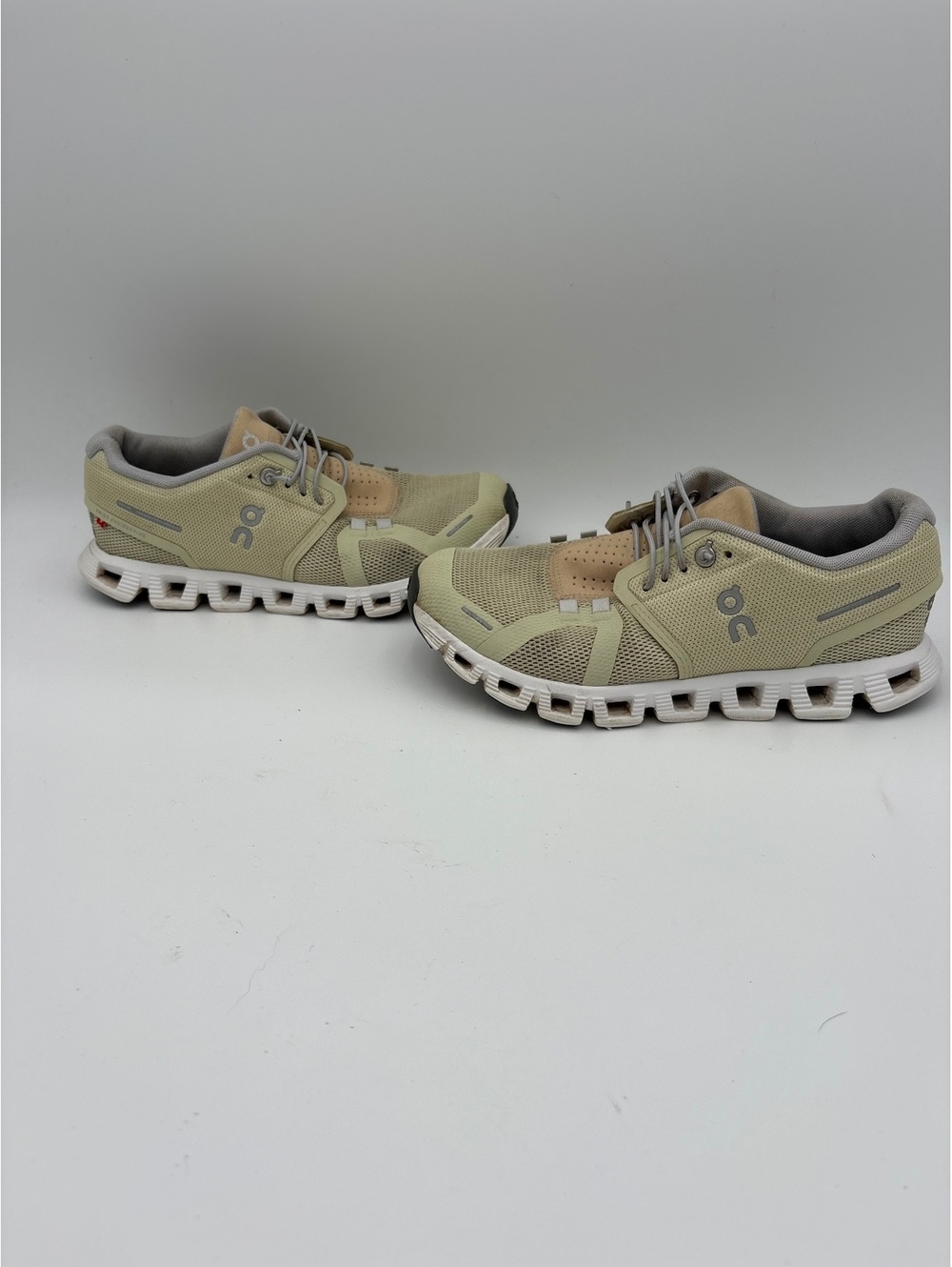On Cloud Woman’s Size 7 Running Shoes - Excellent Condition- Running Or Casual
